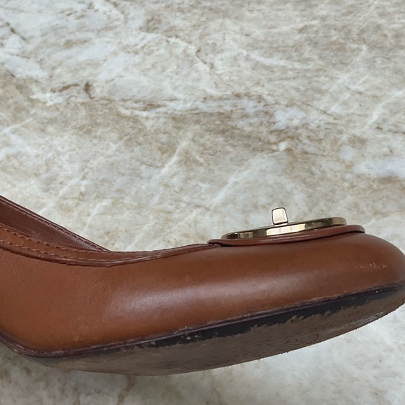 Tory Burch gold tone logo leather pumps Size 8. Saddle color. - Picture 12 of 16